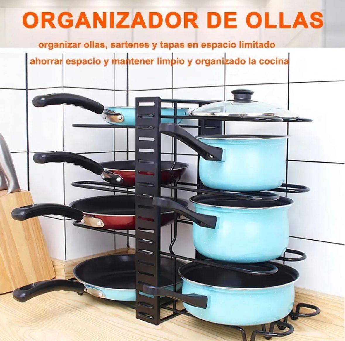 Organizador con ollas ordenadas en la cocina
