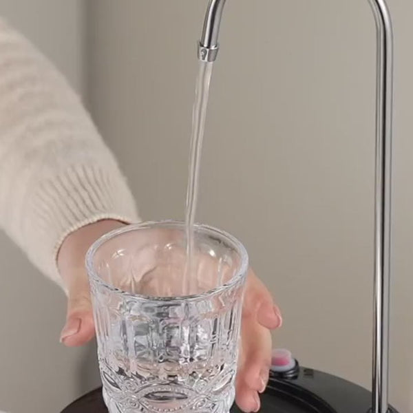 Dispensador de agua sirviendo un vaso